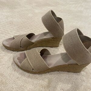 Size 7 Charleston Shoe company Cannon solid in linen color